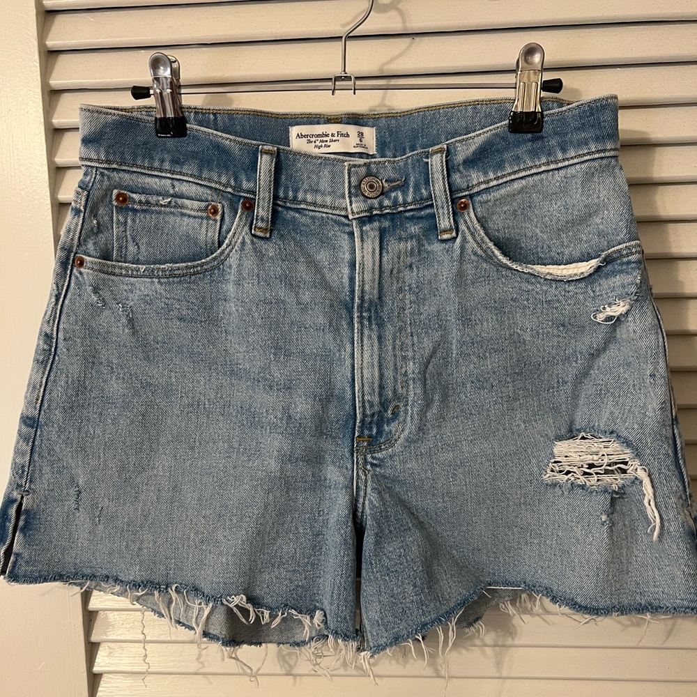 ABERCROMBIE HIGH RISE 4” MOM LIGHT WASH SHORTS - SIZE: 28 CURVE LOVE
